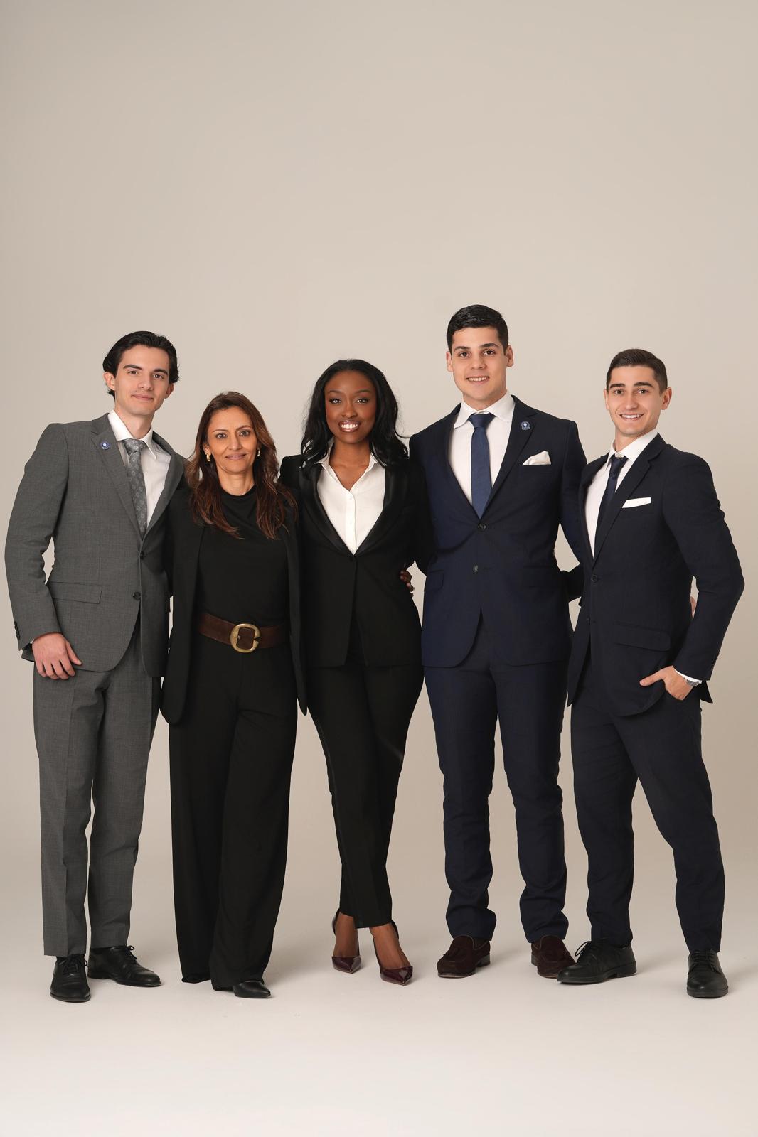 Equipa Felipe Dantas em frente a empreendimento de luxo